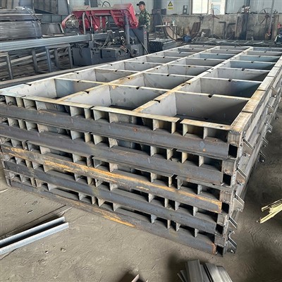 Isprepleteni kalup za betonske blokove